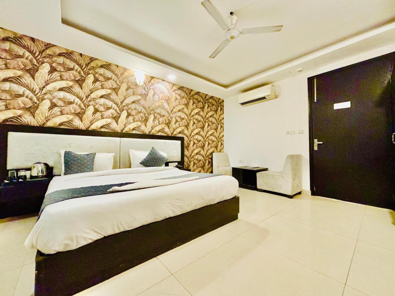 The Bellwood Suites Near Igi Airport New Delhi Exteriör bild