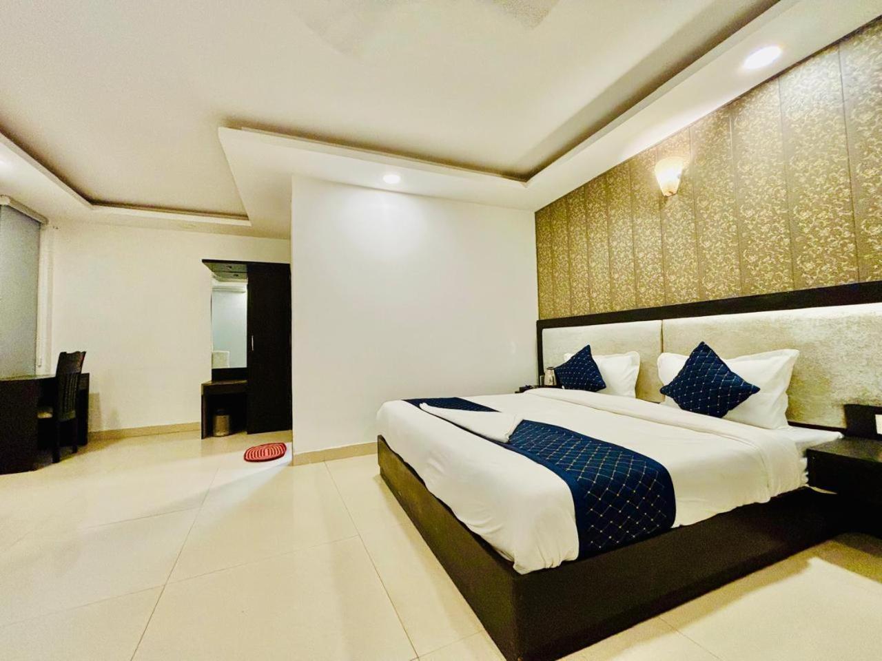 The Bellwood Suites Near Igi Airport New Delhi Exteriör bild