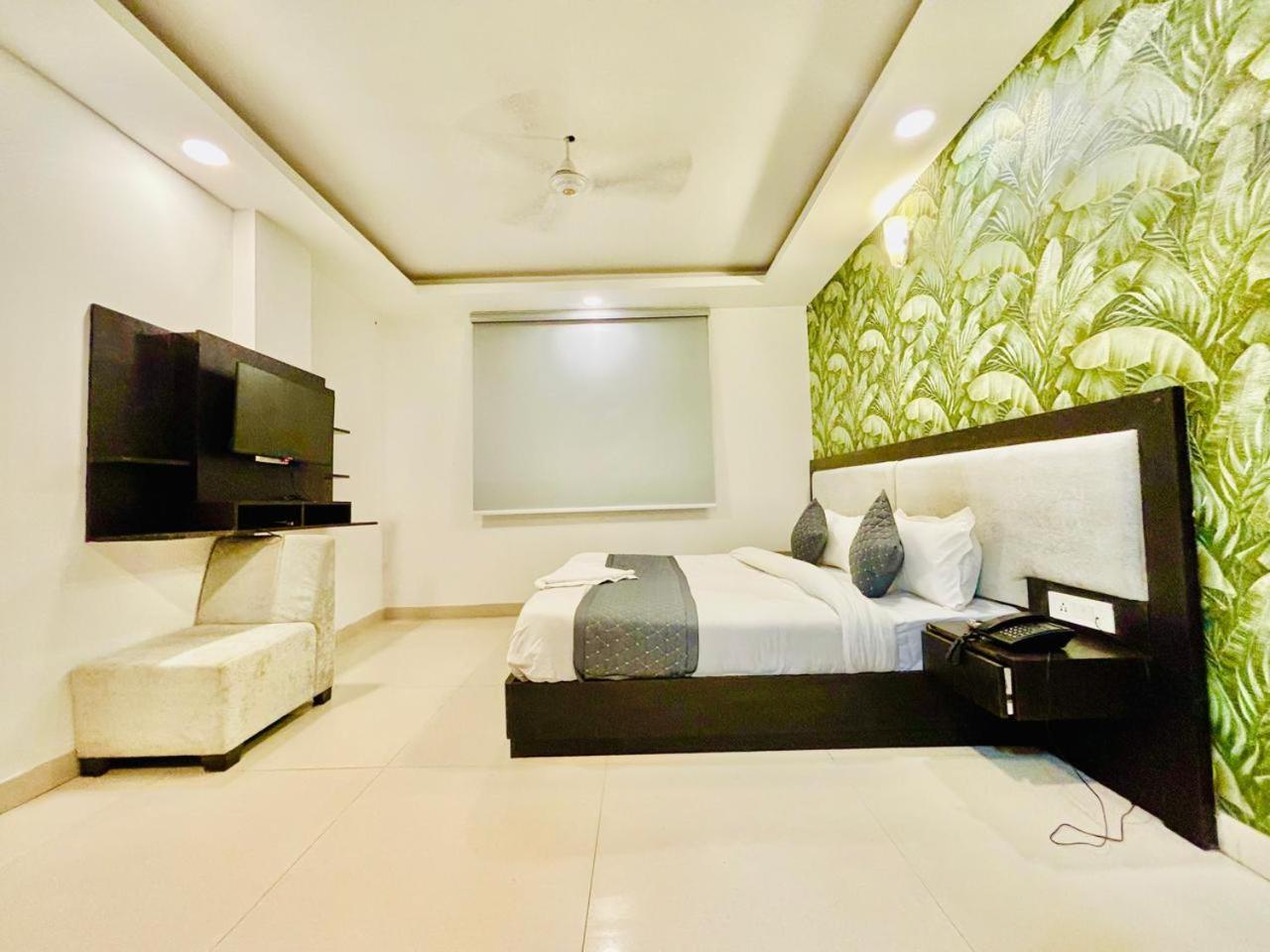 The Bellwood Suites Near Igi Airport New Delhi Exteriör bild