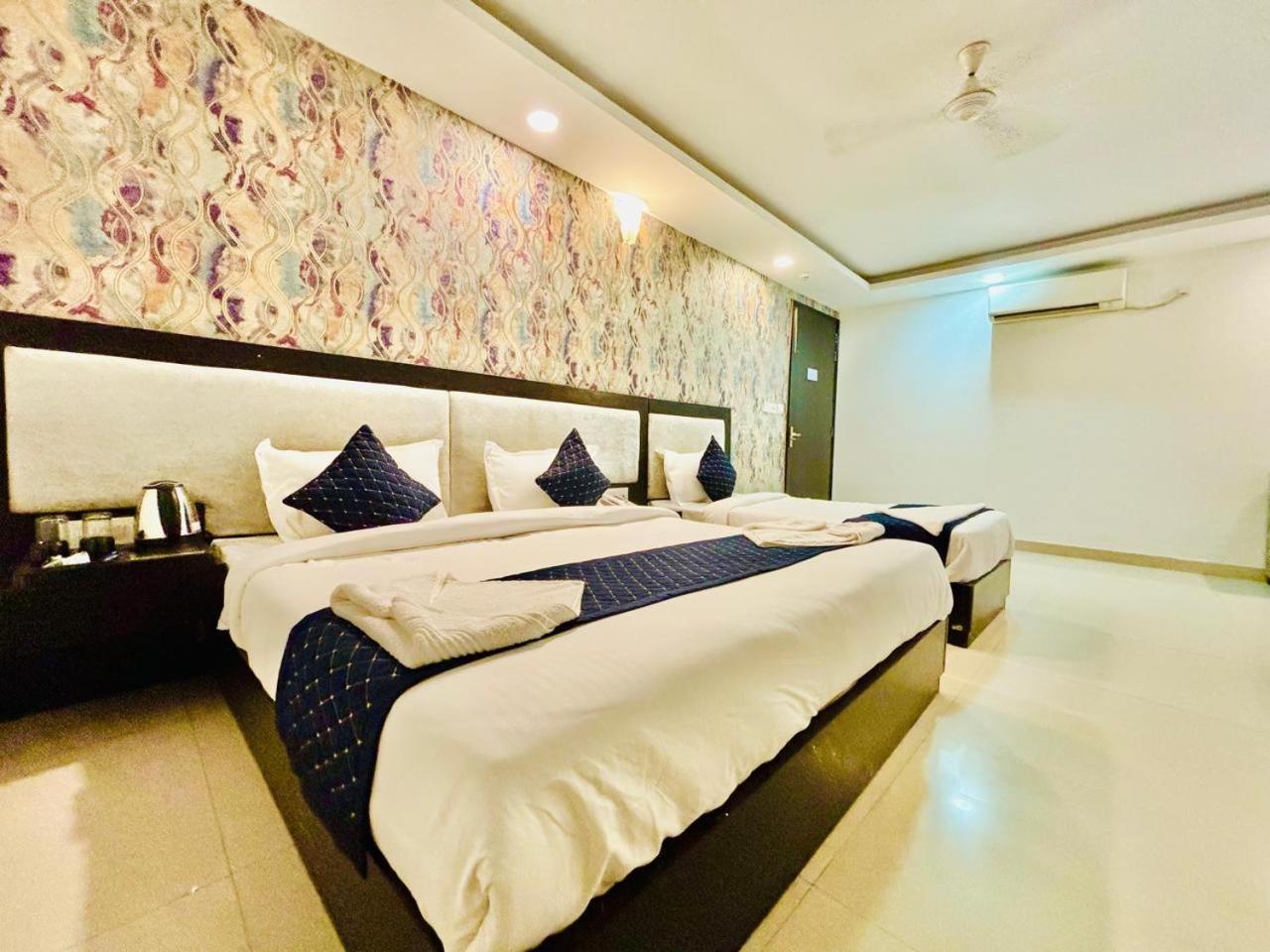 The Bellwood Suites Near Igi Airport New Delhi Exteriör bild